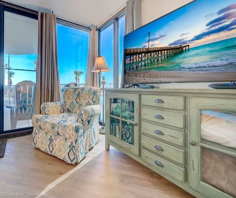 Ground-Floor Beachfront Condo! Pools and Free Beach Chairs