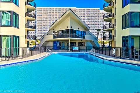 Ground-Floor Beachfront Condo! Pools and Free Beach Chairs