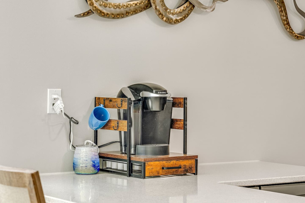 Newly Completely Renovated Beach Condo at Sunbird Resort! Free Beach Chairs and Umbrella Service! - Panama City Beach