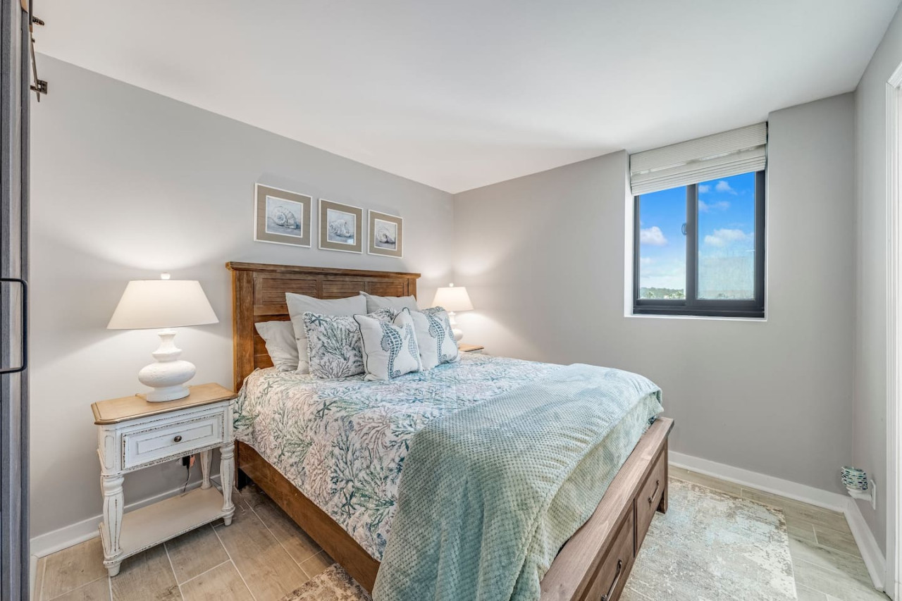 newly-completely-renovated-beach-condo-at-sunbird-resort!-free-beach-chairs-and-umbrella-service!/