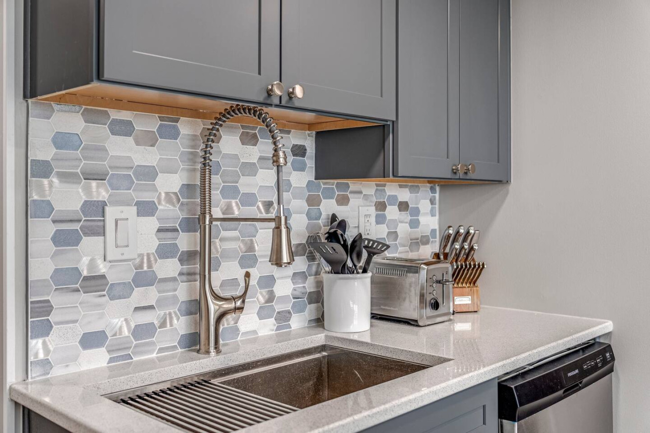 Newly Completely Renovated Beach Condo at Sunbird Resort! Free Beach Chairs and Umbrella Service! - Panama City Beach