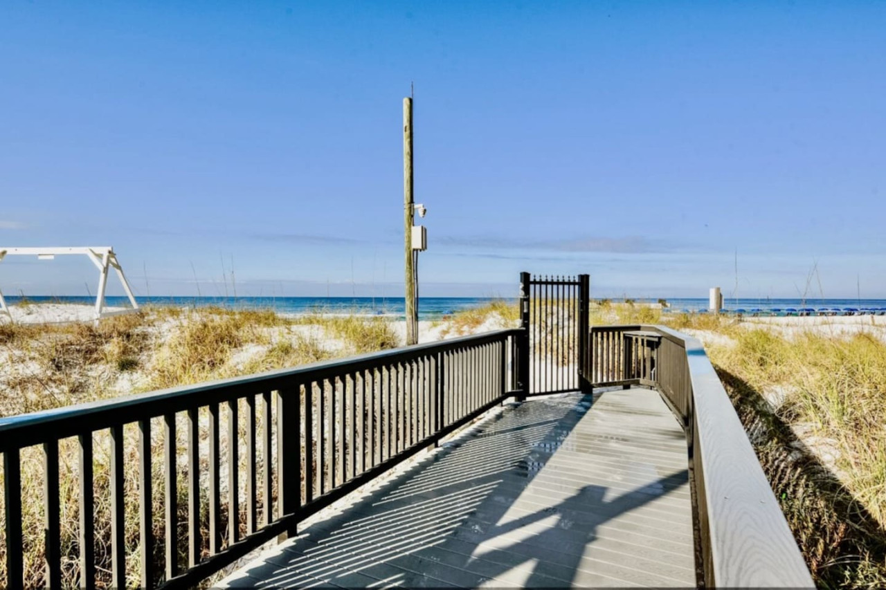 Newly Completely Renovated Beach Condo at Sunbird Resort! Free Beach Chairs and Umbrella Service! - Panama City Beach