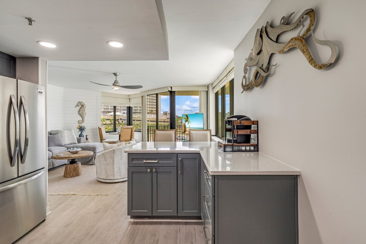 Newly Completely Renovated Beach Condo at Sunbird Resort! Free Beach Chairs and Umbrella Service! - Panama City Beach