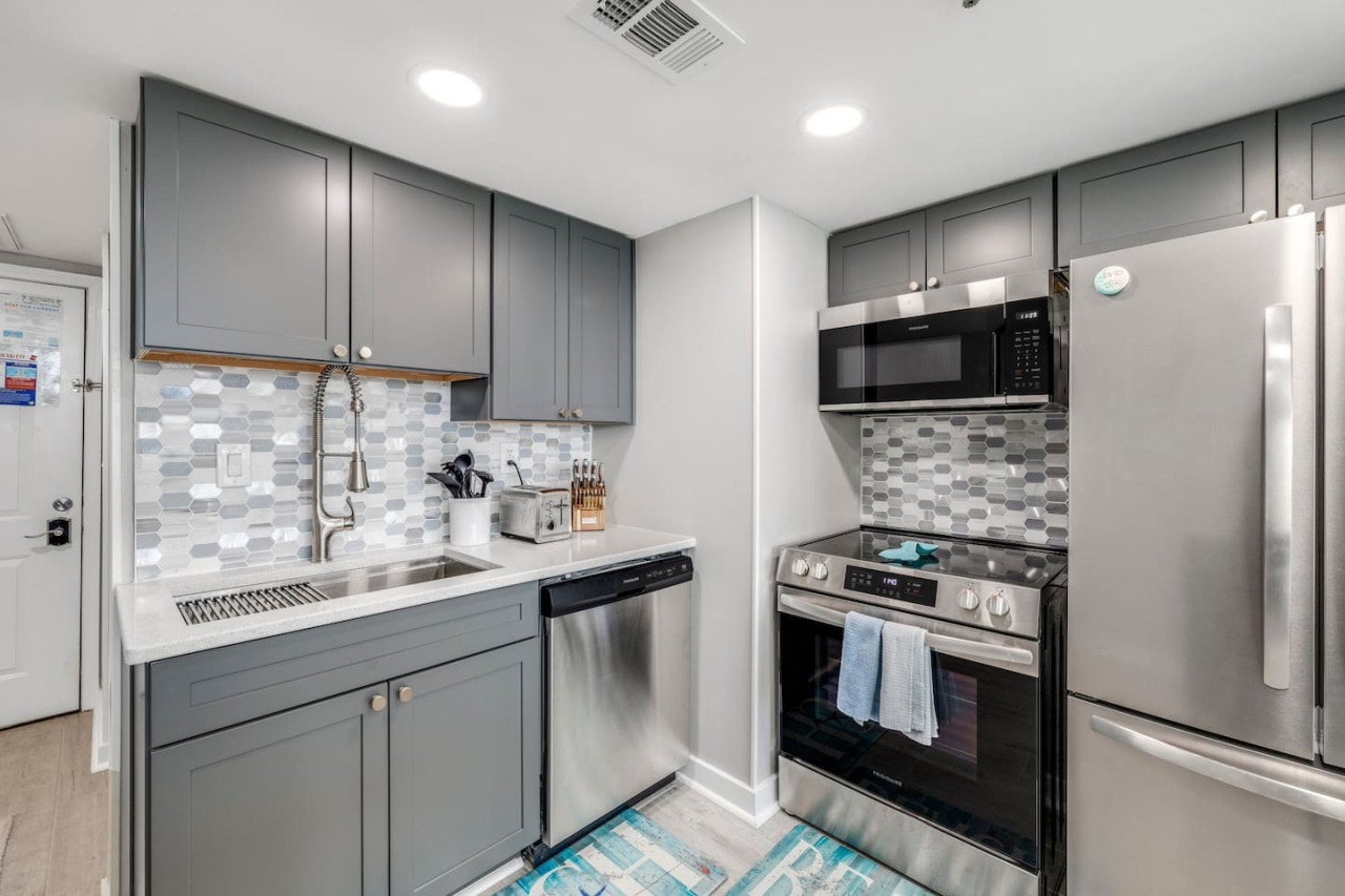 Newly Completely Renovated Beach Condo at Sunbird Resort! Free Beach Chairs and Umbrella Service! - Panama City Beach