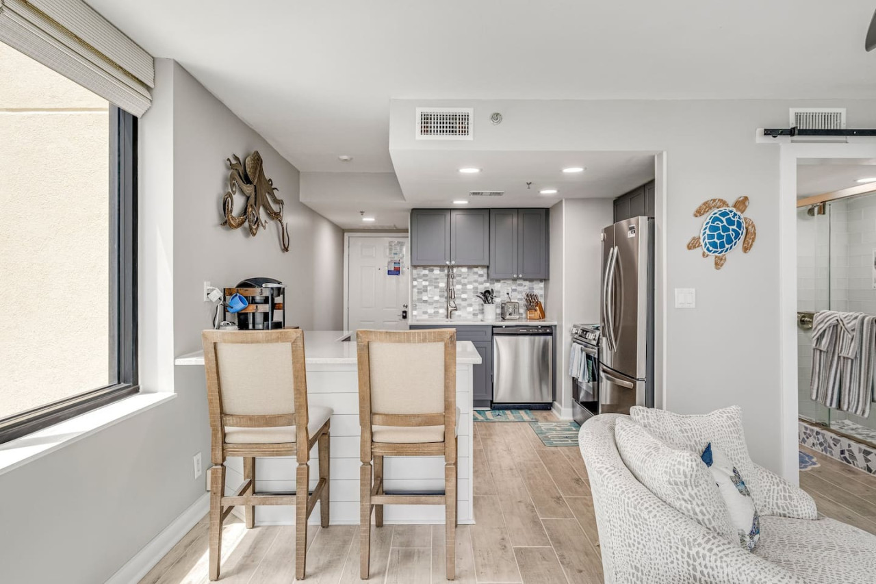 Newly Completely Renovated Beach Condo at Sunbird Resort! Free Beach Chairs and Umbrella Service! - Panama City Beach