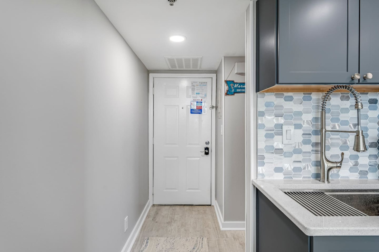 Newly Completely Renovated Beach Condo at Sunbird Resort! Free Beach Chairs and Umbrella Service! - Panama City Beach