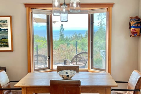 Beautiful Ocean & Sunset Views Cottage, AC, Hot tub