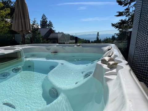 Beautiful Ocean & Sunset Views Cottage, AC, Hot tub