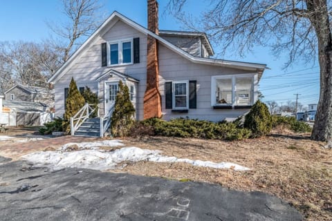 Anchors Away Cottage: Cozy 3BR, 10 Mins to Beach!