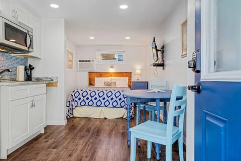 Coastal Studio Escape | Sleeps 4 | Parking