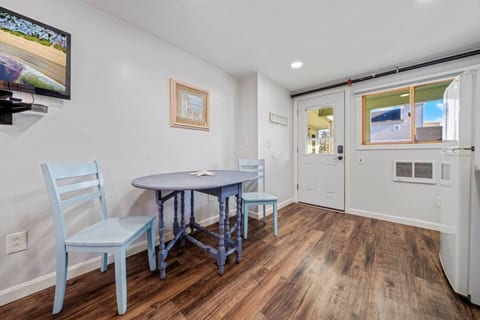 Coastal Studio Escape | Sleeps 4 | Parking