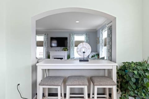 Coastal Calm | Sleeps 6 | Gym Access