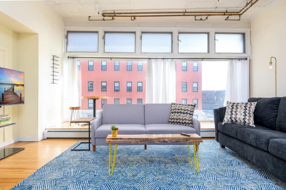 Downtown Bangor: City Comfort with Scenic Vistas - Bangor
