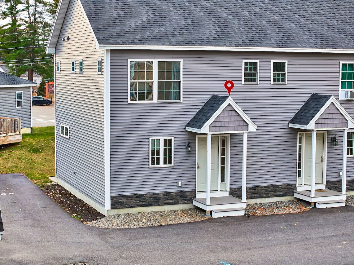 pixel-perfect-escape:-2br-retreat-w-gaming-theme/