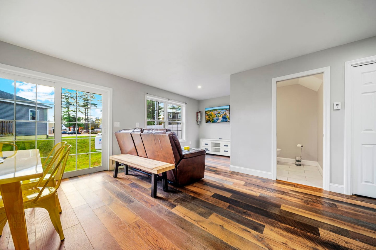 pixel-perfect-escape:-2br-retreat-w-gaming-theme/