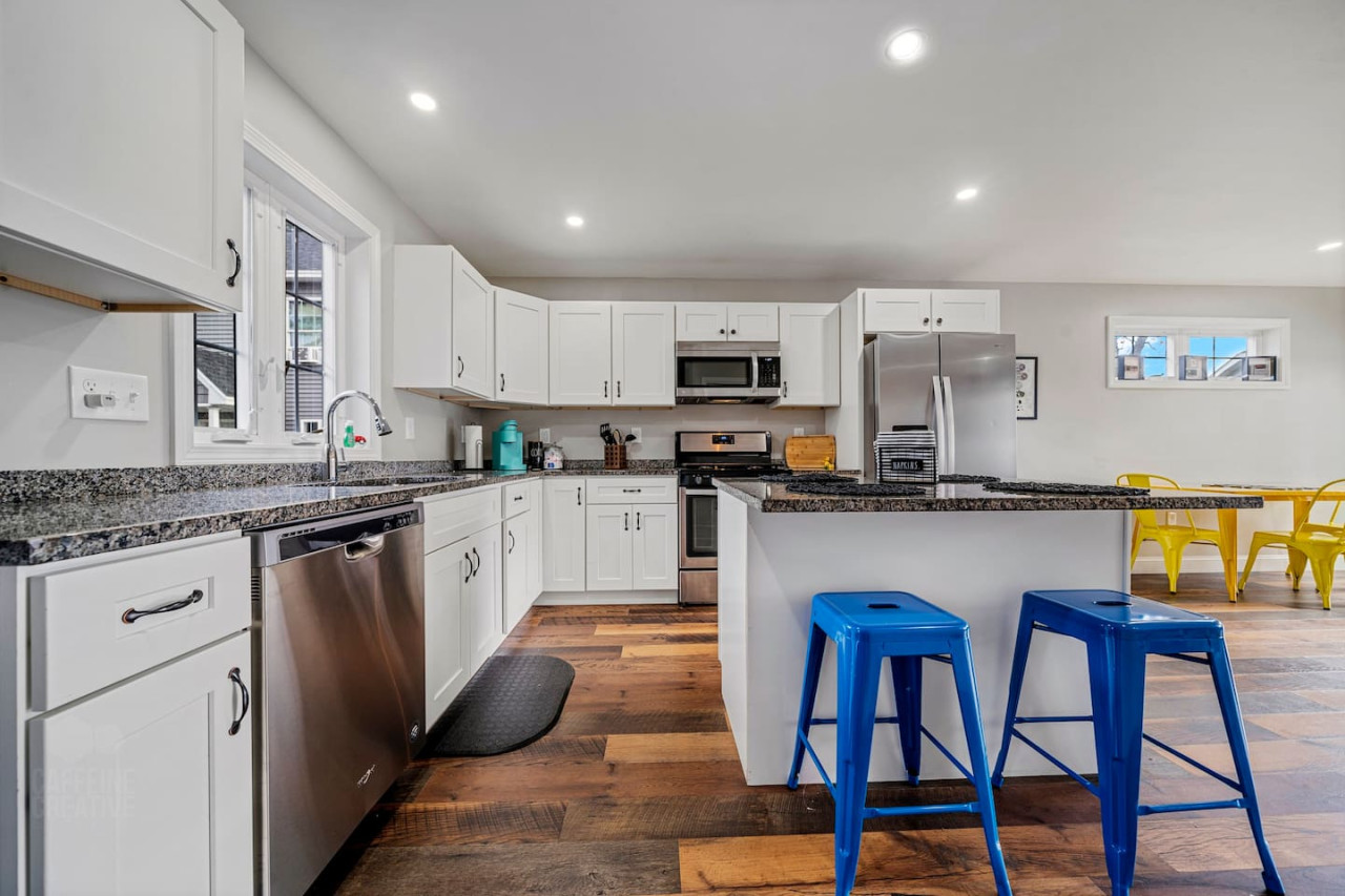 pixel-perfect-escape:-2br-retreat-w-gaming-theme/