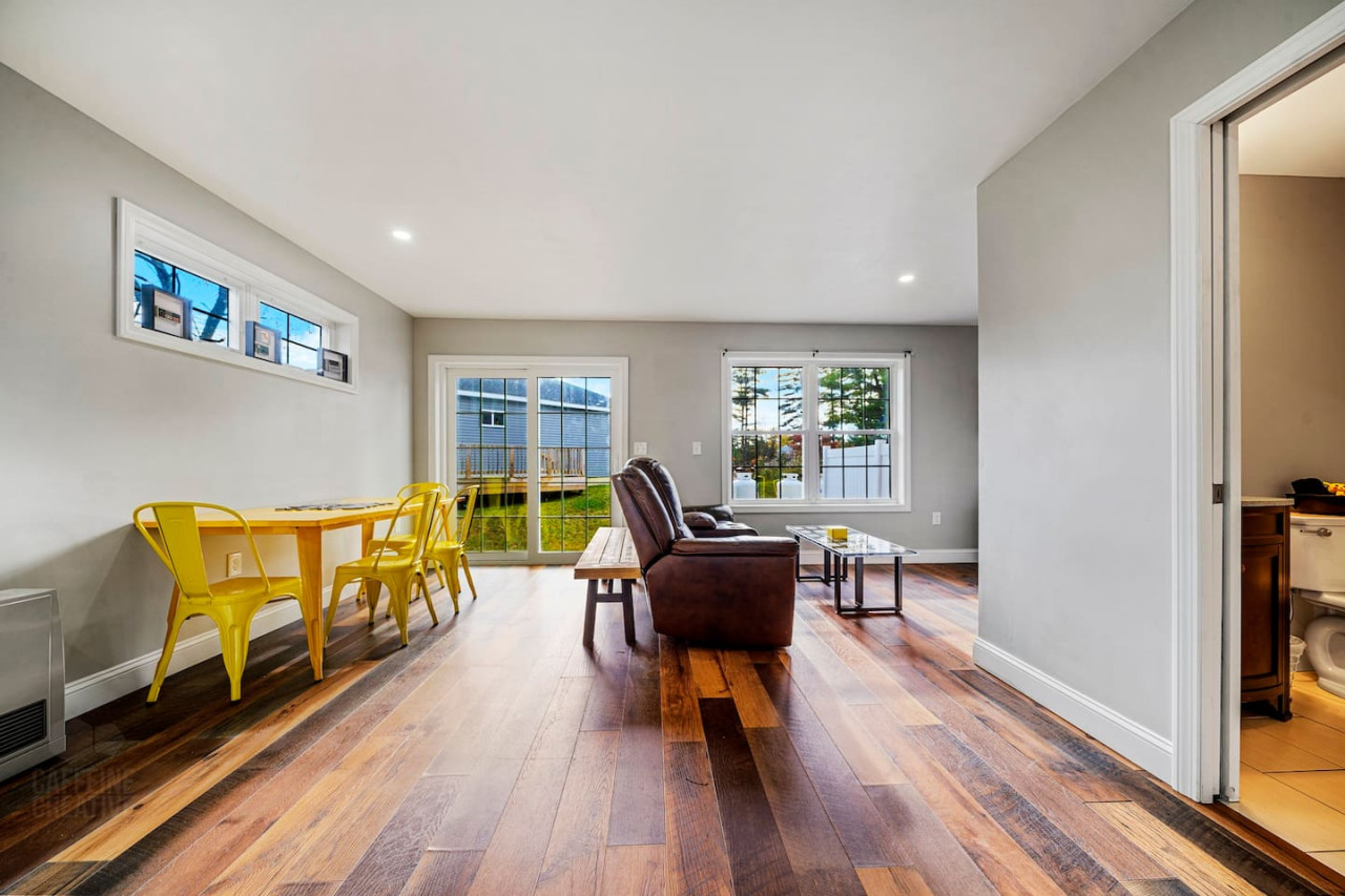 pixel-perfect-escape:-2br-retreat-w-gaming-theme/