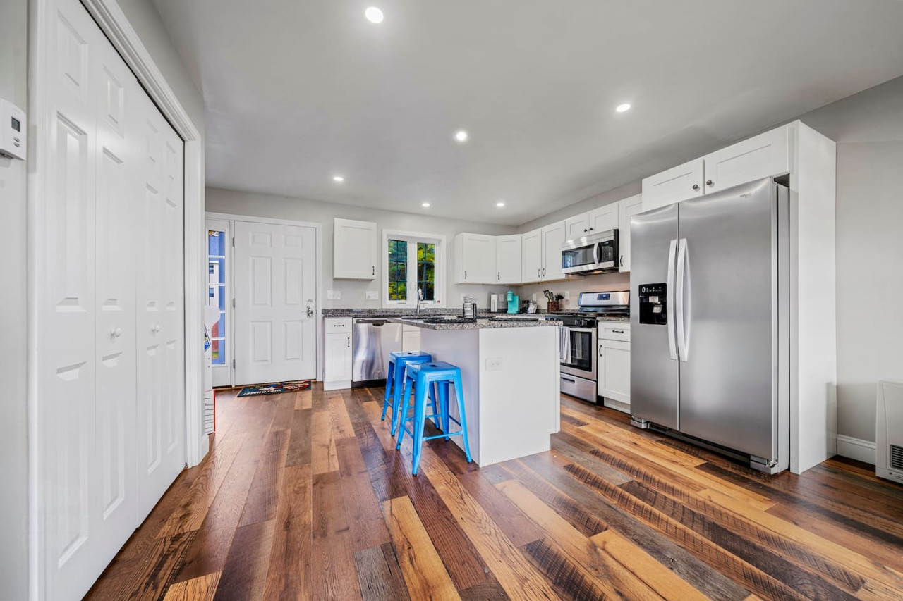 pixel-perfect-escape:-2br-retreat-w-gaming-theme/