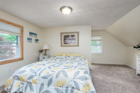Seaside Splendor: 4BR Residence Close to Beach