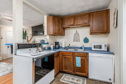Seaside Splendor: 4BR Residence Close to Beach