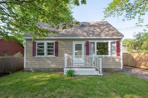 Seaside Splendor: 4BR Residence Close to Beach