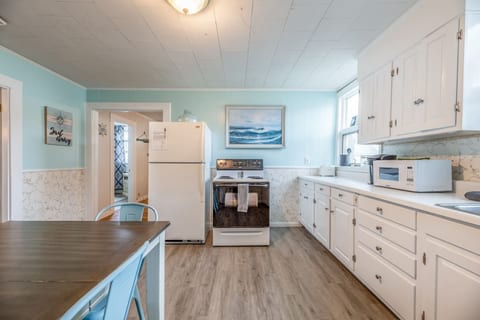 Expansive Old Orchard Beach Getaway-Sleeps Up to 7