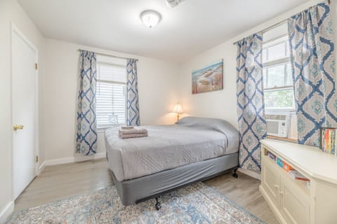 Expansive Old Orchard Beach Getaway-Sleeps Up to 7
