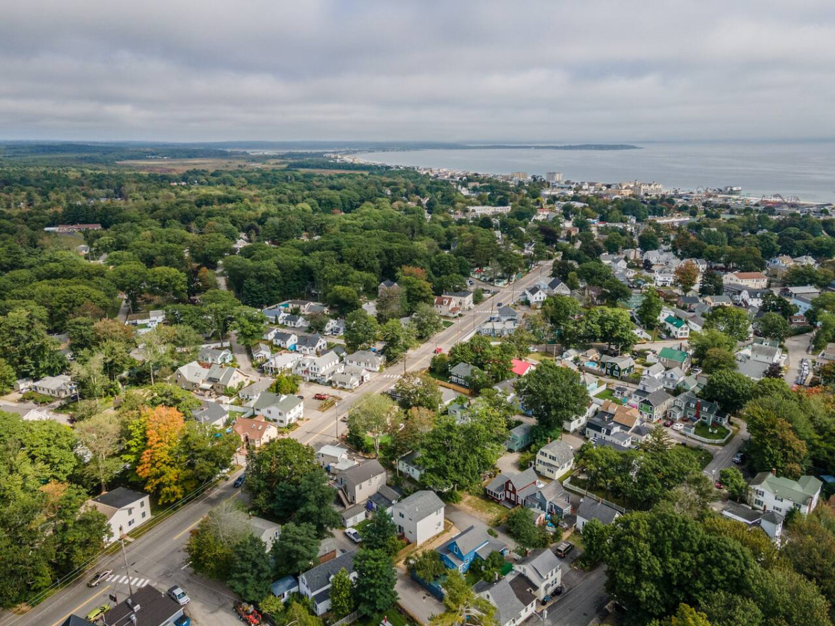 expansive-old-orchard-beach-getaway-sleeps-up-to-7/