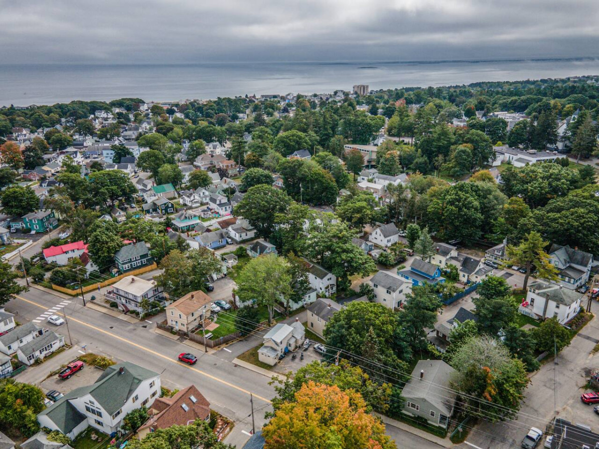 expansive-old-orchard-beach-getaway-sleeps-up-to-7/