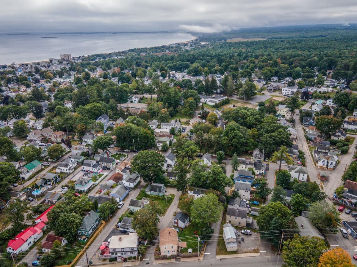 expansive-old-orchard-beach-getaway-sleeps-up-to-7/