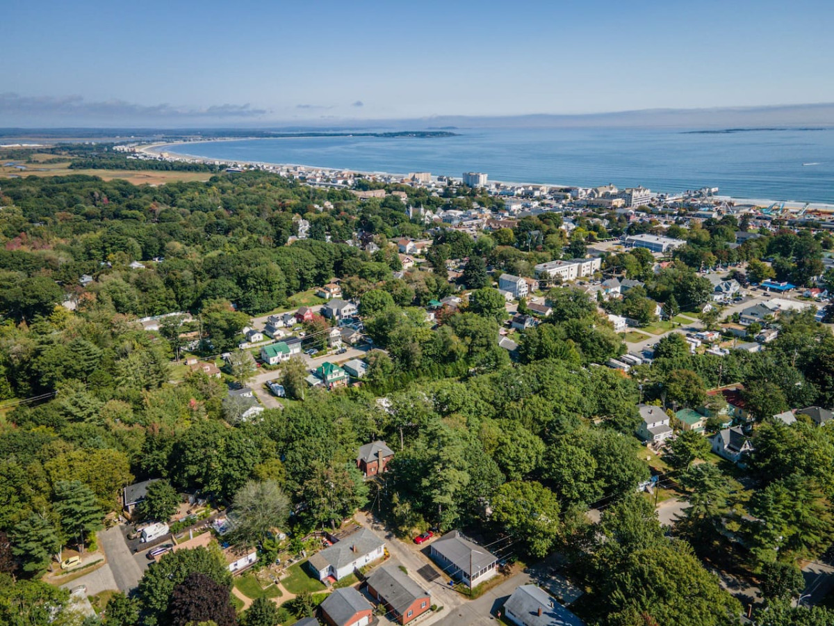 expansive-old-orchard-beach-getaway-sleeps-up-to-7/