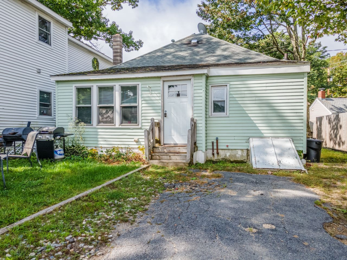 expansive-old-orchard-beach-getaway-sleeps-up-to-7/