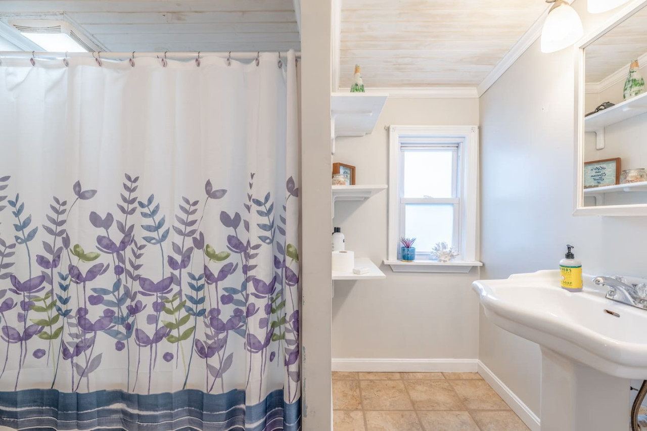 expansive-old-orchard-beach-getaway-sleeps-up-to-7/