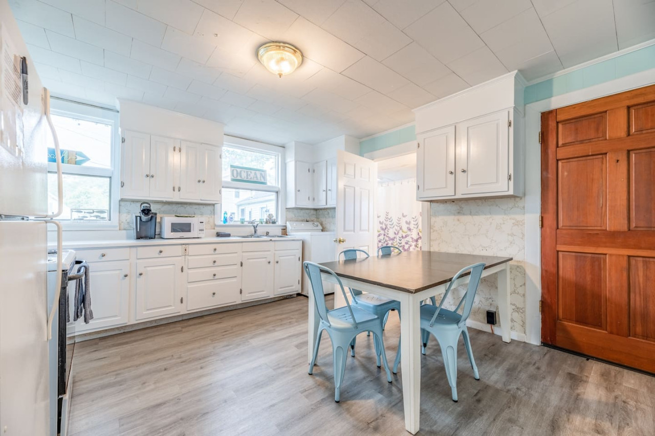 expansive-old-orchard-beach-getaway-sleeps-up-to-7/