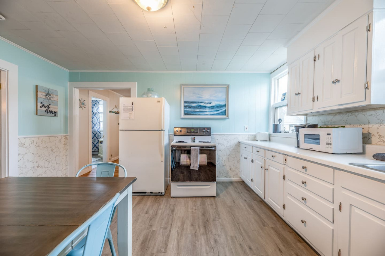 expansive-old-orchard-beach-getaway-sleeps-up-to-7/