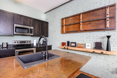Metropolitan Chic: Stylish Retreat | Skyline Views