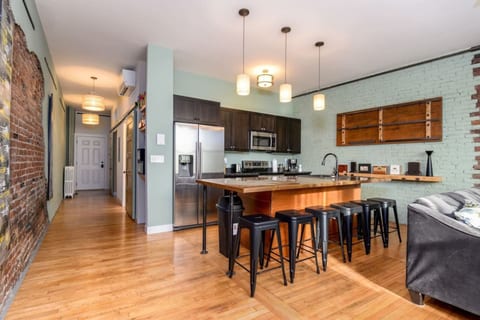Metropolitan Chic: Stylish Retreat | Skyline Views