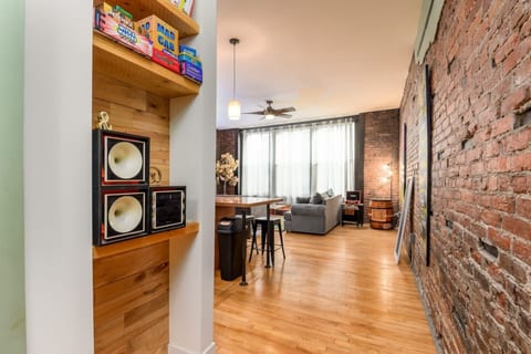Metropolitan Chic: Stylish Retreat | Skyline Views