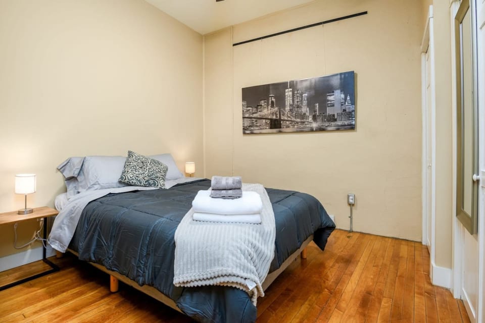 Metropolitan Chic: Stylish Retreat | Skyline Views - Bangor