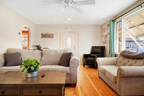 Seaside Serenity: Lovely 2BR Oasis | Parking