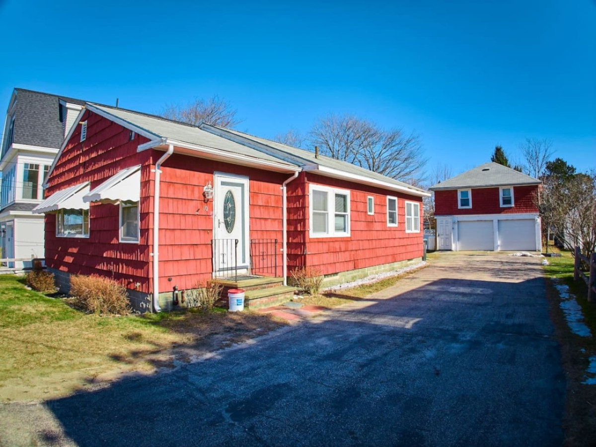 Seaside Serenity: Lovely 2BR Oasis | Parking