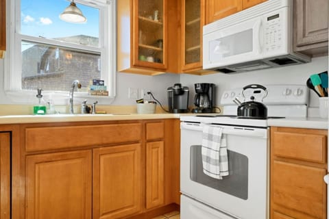 Seaside Serenity: Lovely 2BR Oasis | Parking