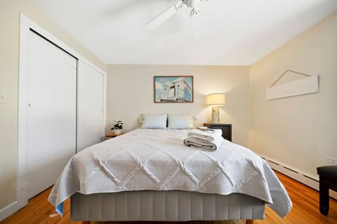 Seaside Serenity: Lovely 2BR Oasis | Parking