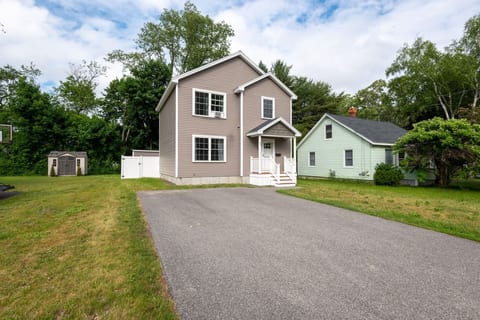 Modern Comfort: Game Room & Access to Portland