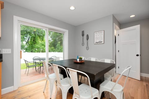 Modern Comfort: Game Room & Access to Portland
