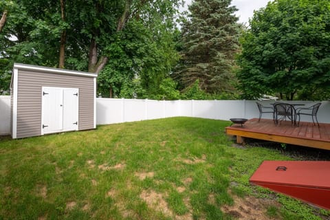 Modern Comfort: Game Room & Access to Portland