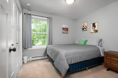 Modern Comfort: Game Room & Access to Portland