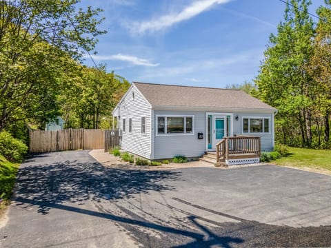 Elegant Orchard Retreat: Generous Yard & Patio