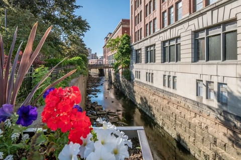 Stylish Urban Hideaway | Rooftop Oasis