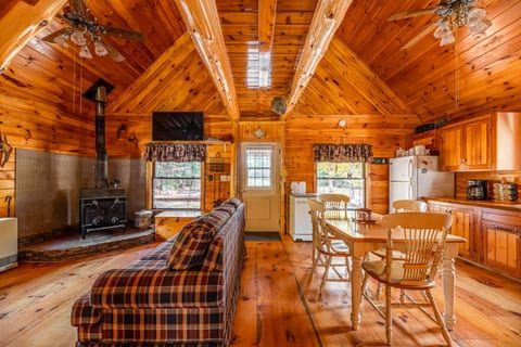 Nature Enthusiast's Haven:Cabin with Scenic Trails